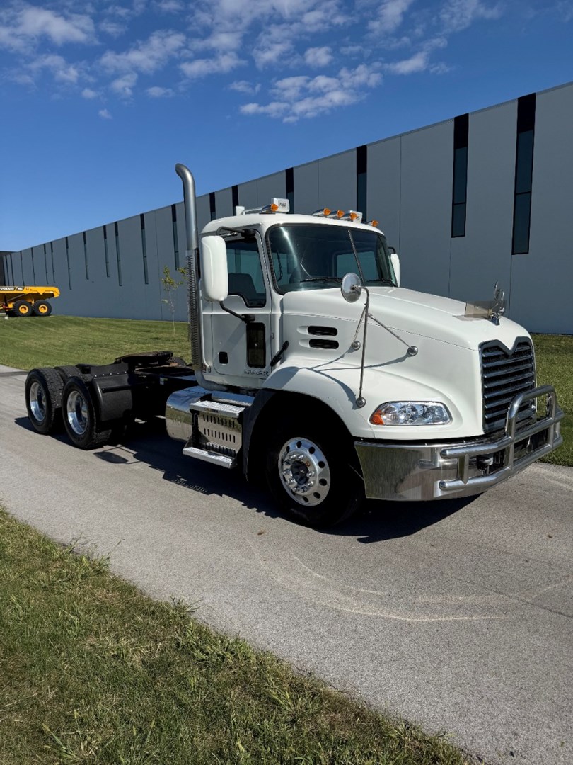 2016 MACK CXU613 - USED TRUCKS DAY CAB - image 8
